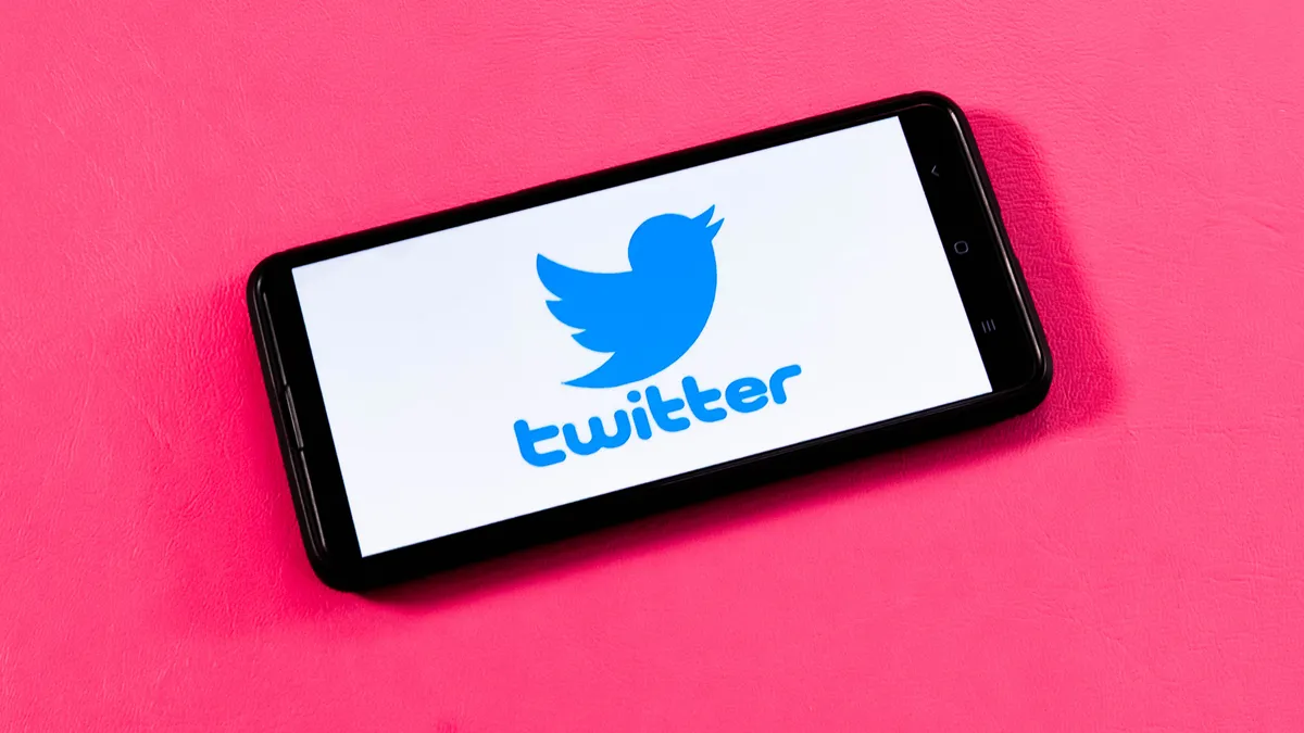 Linda Yaccarino: CEO Twitter yang Terjebak Glass Cliff 1 twitter logo