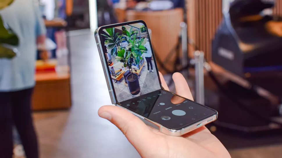 Samsung Galaxy Z Flip 5: Mengejar Kesempurnaan dengan Desain Baru dan Kinerja Lebih Baik 1 samsung galaxy z flip 5 2