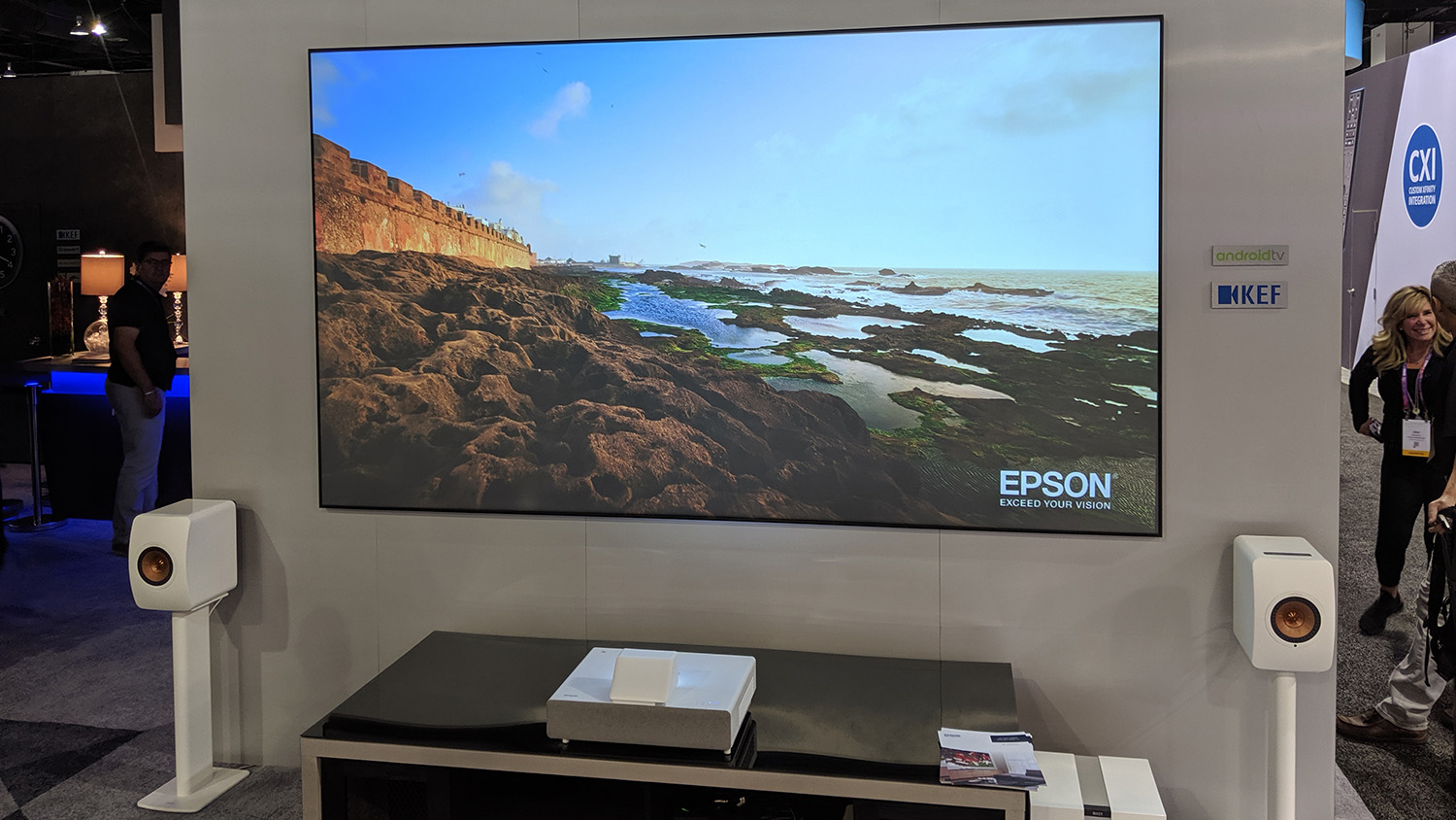 Proyektor 4K Terbaru dari Epson, Solusi Streaming Terang yang Cocok untuk Ruang Keluarga Anda 1 Epson EpiqVision Ultra LS650