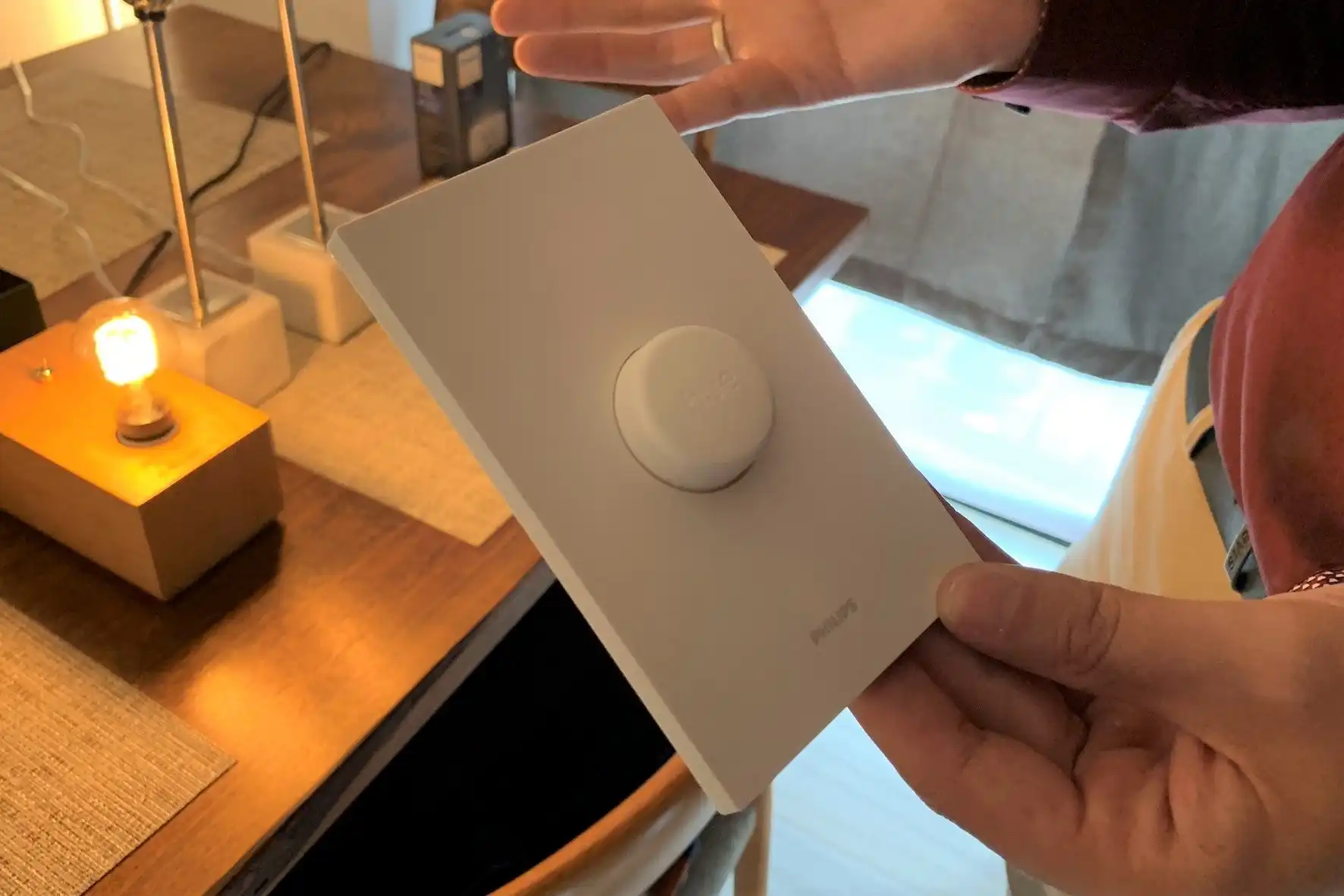 Review Philips Hue Smart Button: Kemudahan dalam Mengendalikan Penerangan Pintar Anda 1 philips hue smart button