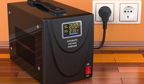 Cara Merawat Komputer Dengan Benar Agar Awet 5 Gunakan UPS Stabilizer